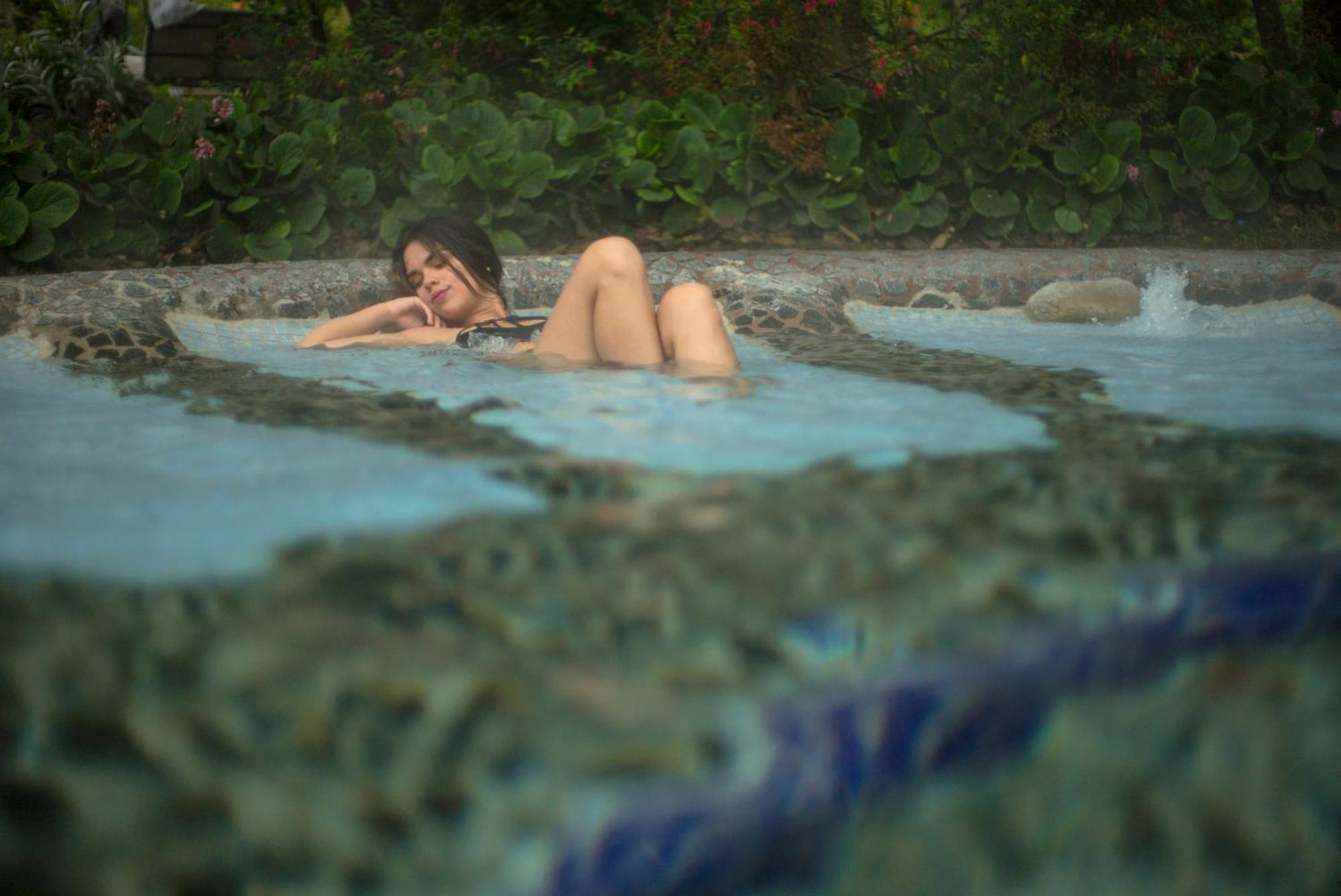 Termas De Papallacta Extérieur photo A woman bathing in the hot springs