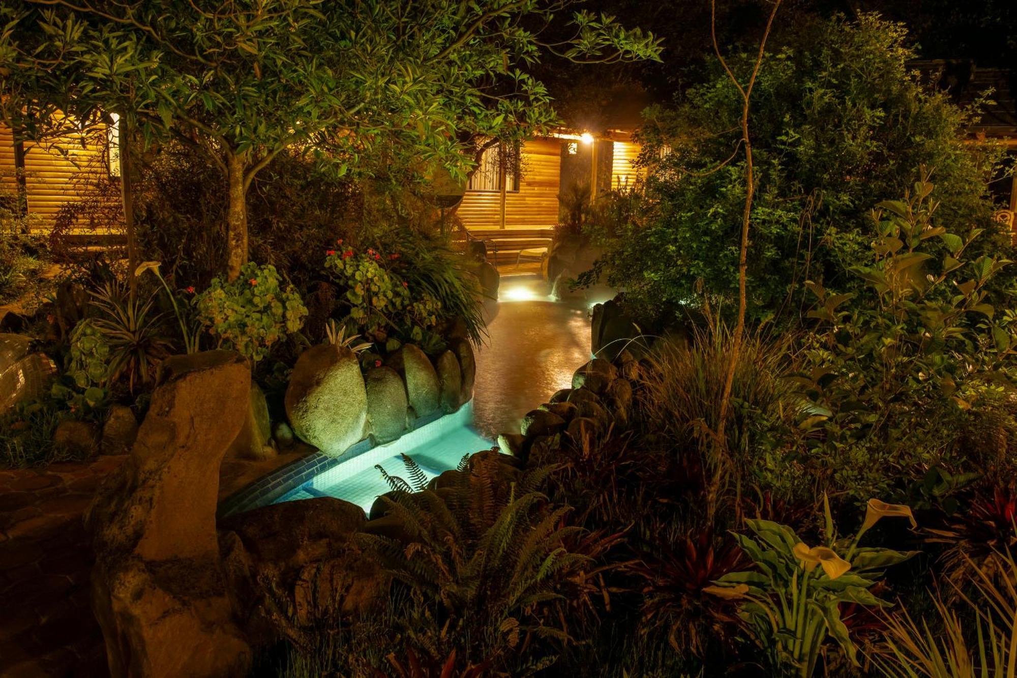 Termas De Papallacta Extérieur photo The resort at night